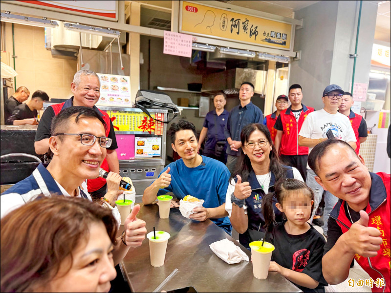 首都肉搏戰》蔣萬安環南市場掃街 攤商高喊凍蒜