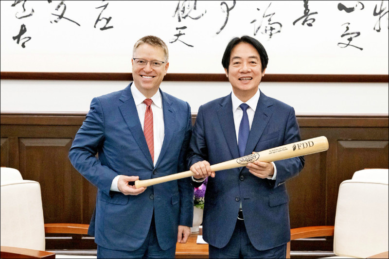 美智庫贈賴「捍衛自由印太」球棒
