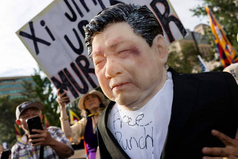 中國國家主席習近平23日抵達美國進行國是訪問,美方在他下榻的華府華爾道夫飯店外圍滿層層防護,但仍有反共人士到場抗議。(法新社)