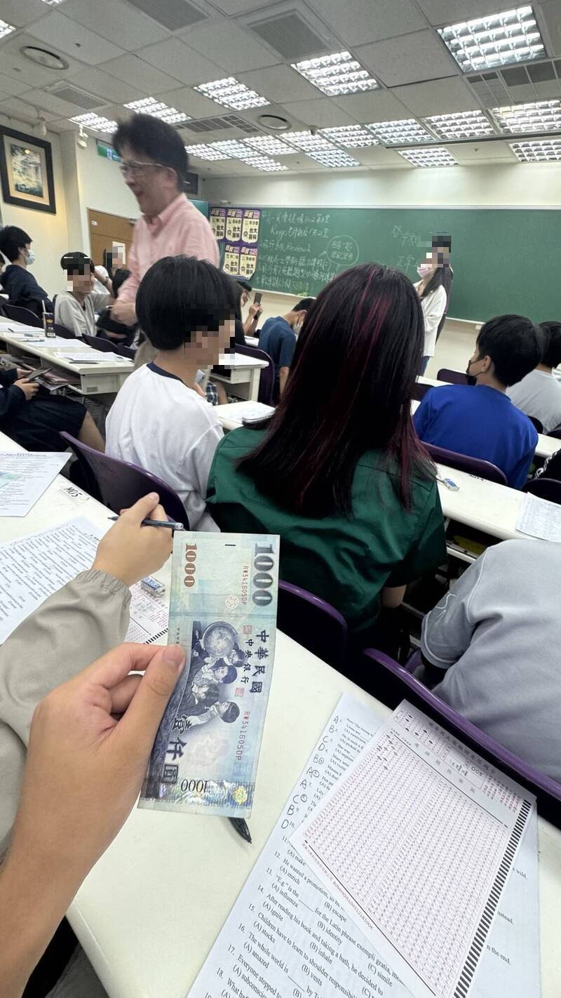 超狂!補習班老師問「沒錢吃飯舉手」 下秒沿路發1000學生樂瘋
