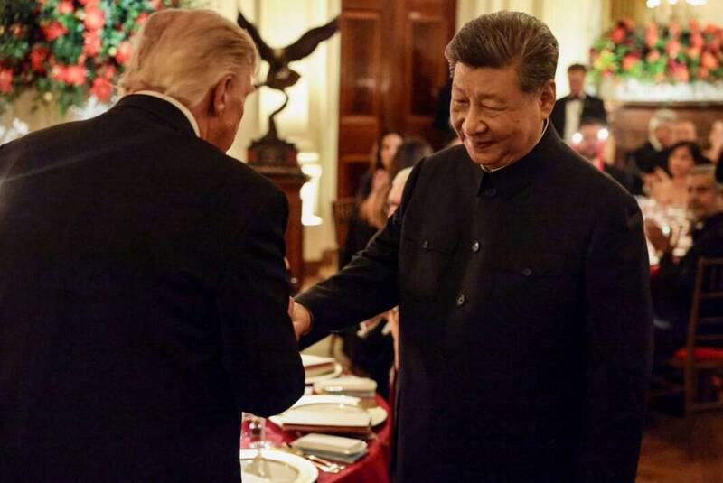 美國總統川普在國宴上贈送中國國家主席習近平1尊白頭鷹雕像。（路透）