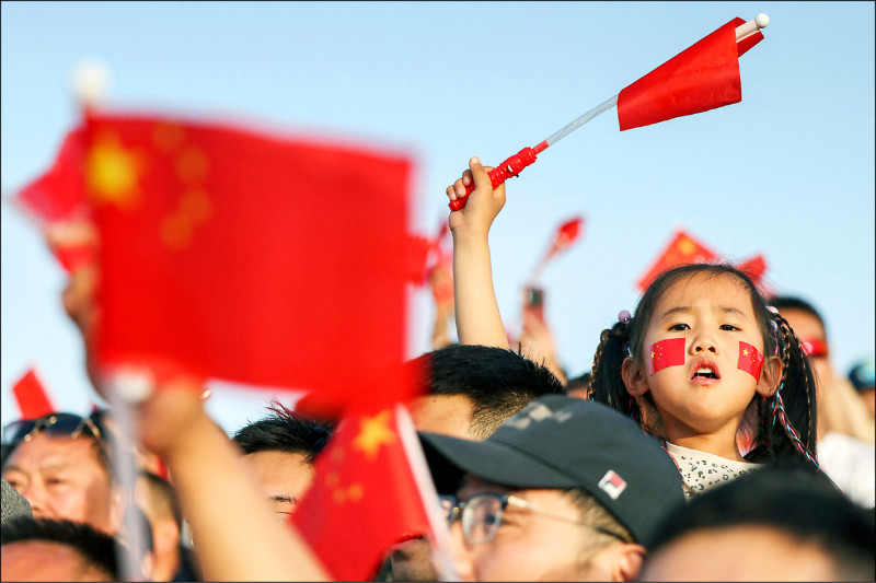 中英對照讀新聞》China has just taken a quiet but critical step in space-based electronic warfare. 太空電子戰 中國邁出低調卻關鍵的一步