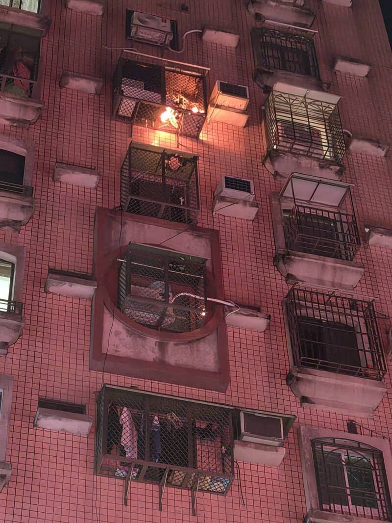高雄大樓陽台深夜起火 男中秋放煙火慘了