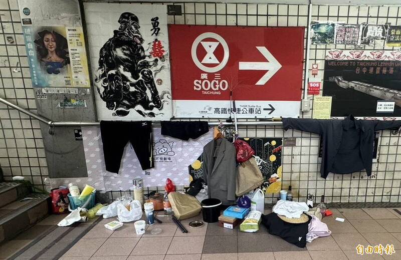 獨家》台中最狂街友!占地下道烤雞、掛西裝 被清空隔天「滿血回歸」