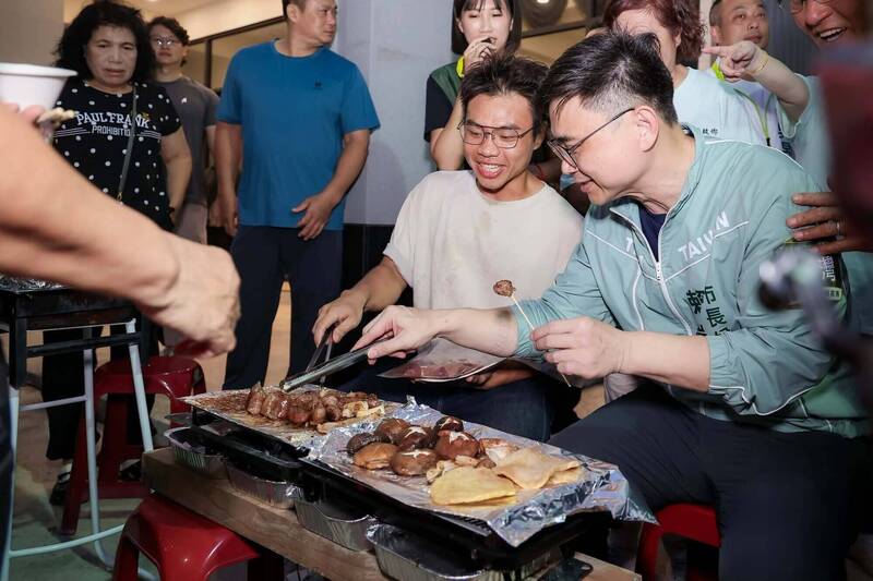 參加大林蒲烤肉餐會 賴瑞隆:肉熟了要快吃、遷村也一樣