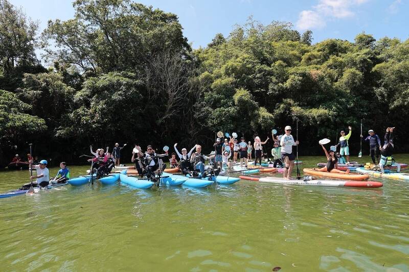 封閉6年重啟 宜蘭大湖風景區重新開園,湧入遊客體驗水上活動。(宜蘭縣政府提供) 封閉6年重啟 宜蘭大湖風景區重新開園,湧入遊客體驗水上活動。(宜蘭縣政府提供)