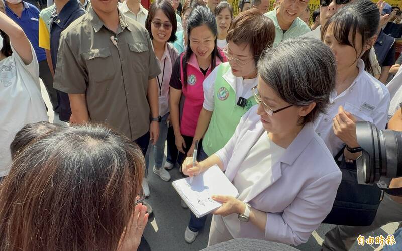 蕭美琴大方為粉絲簽名。（記者湯世名攝）