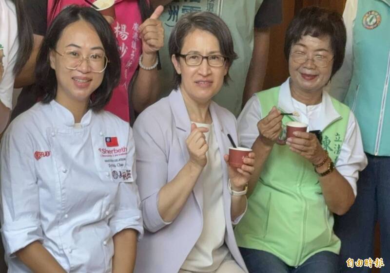蕭美琴（中）大啖世界冠軍冰淇淋。（記者湯世名攝）