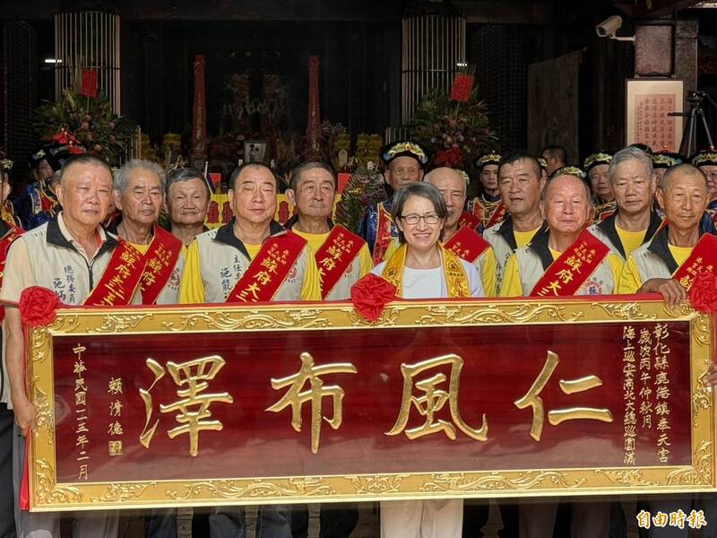 蕭美琴（中）代總統賴清德頒贈匾額給奉天宮。（記者湯世名攝）