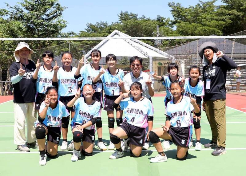 成軍3年首登頂!苗栗苑裡國小女排永信盃封后 獻教練最棒生日禮物