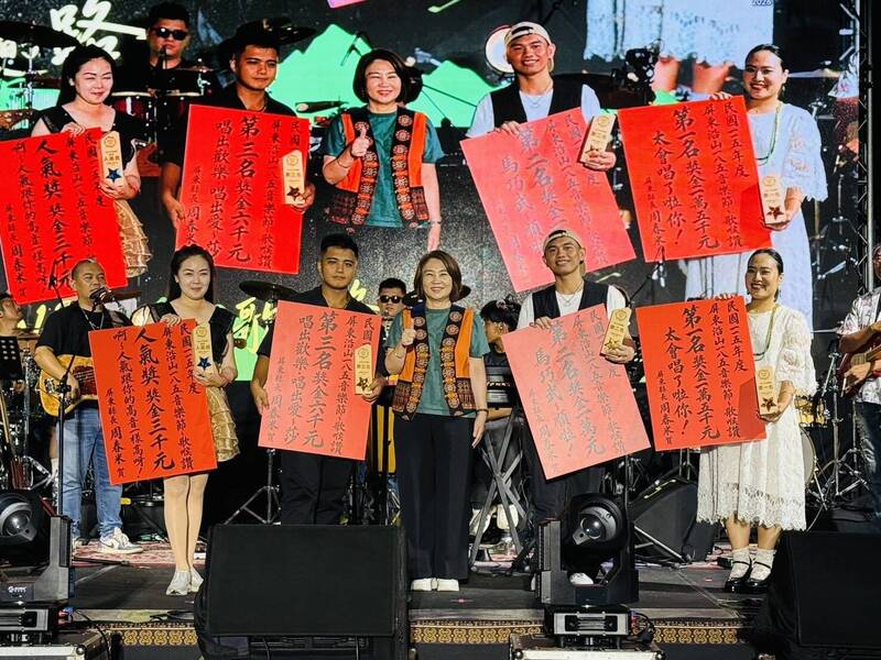 中秋月色相伴「會唱歌的185」 周春米登台高歌《日不落》