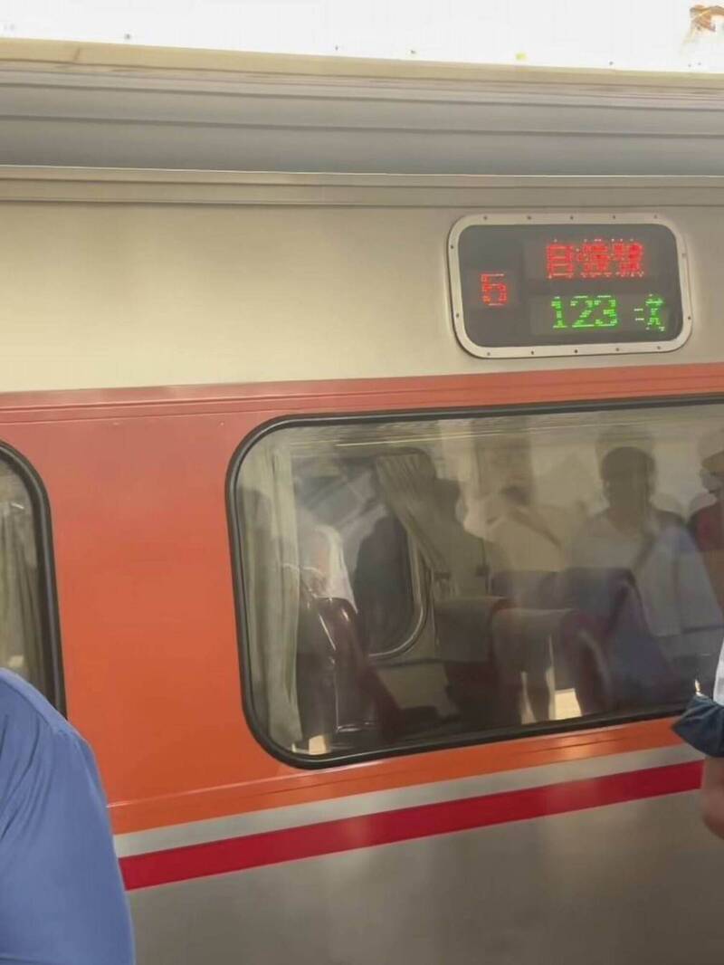 剛到彰化就出事!自強號車頭竄煙旅客急疏散 台鐵查原因