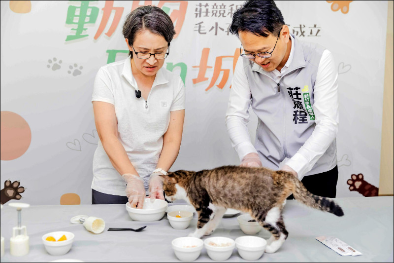 莊競程攜手蕭美琴 手作寵物月餅