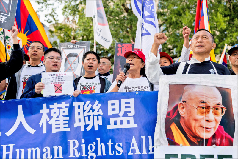 示威群眾包括支持西藏宗教自由和人權團體。民眾舉出西藏精神領袖達賴喇嘛肖像表達訴求。（法新社）