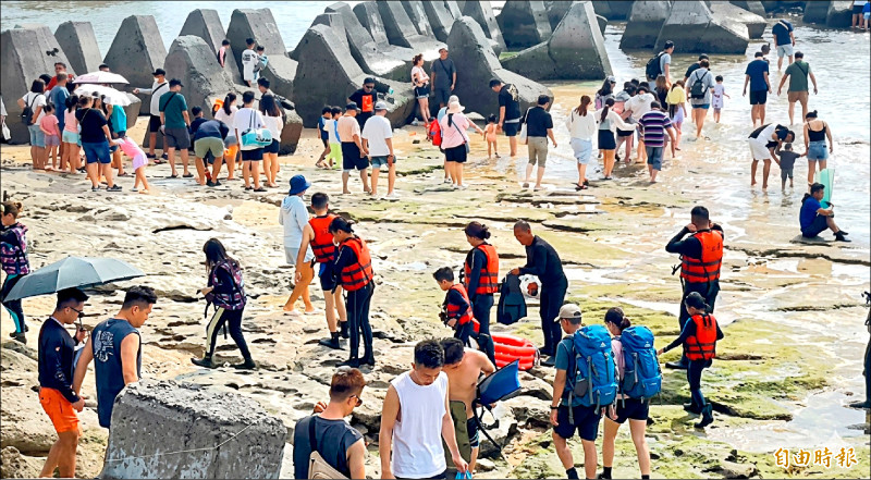 墾丁大街擠爆 琉球單日1.5萬人次登島