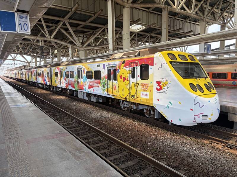 寶可夢30週年彩繪列車 台鐵潮州站首發、入站引搶拍