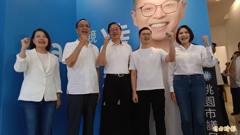 前國民黨主席朱立倫(左2)、桃園市長張善政(右3)27日出席桃園市議員凌濤(右2)競選總部暨桃園城市願景CF發布會。(記者鄭淑婷攝)