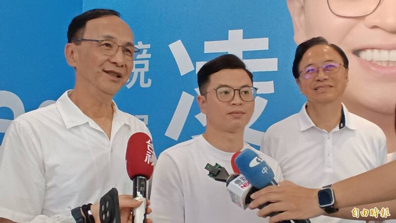 針對賴清德總統本月23日出席行動中常會,猛誇桃園市長張善政是國家級國政人才,前國民黨主席朱立倫(左)27日受訪表示,既然賴總統已經肯定了,就讓全桃園不分黨派全力支持張善政。(記者鄭淑婷攝)