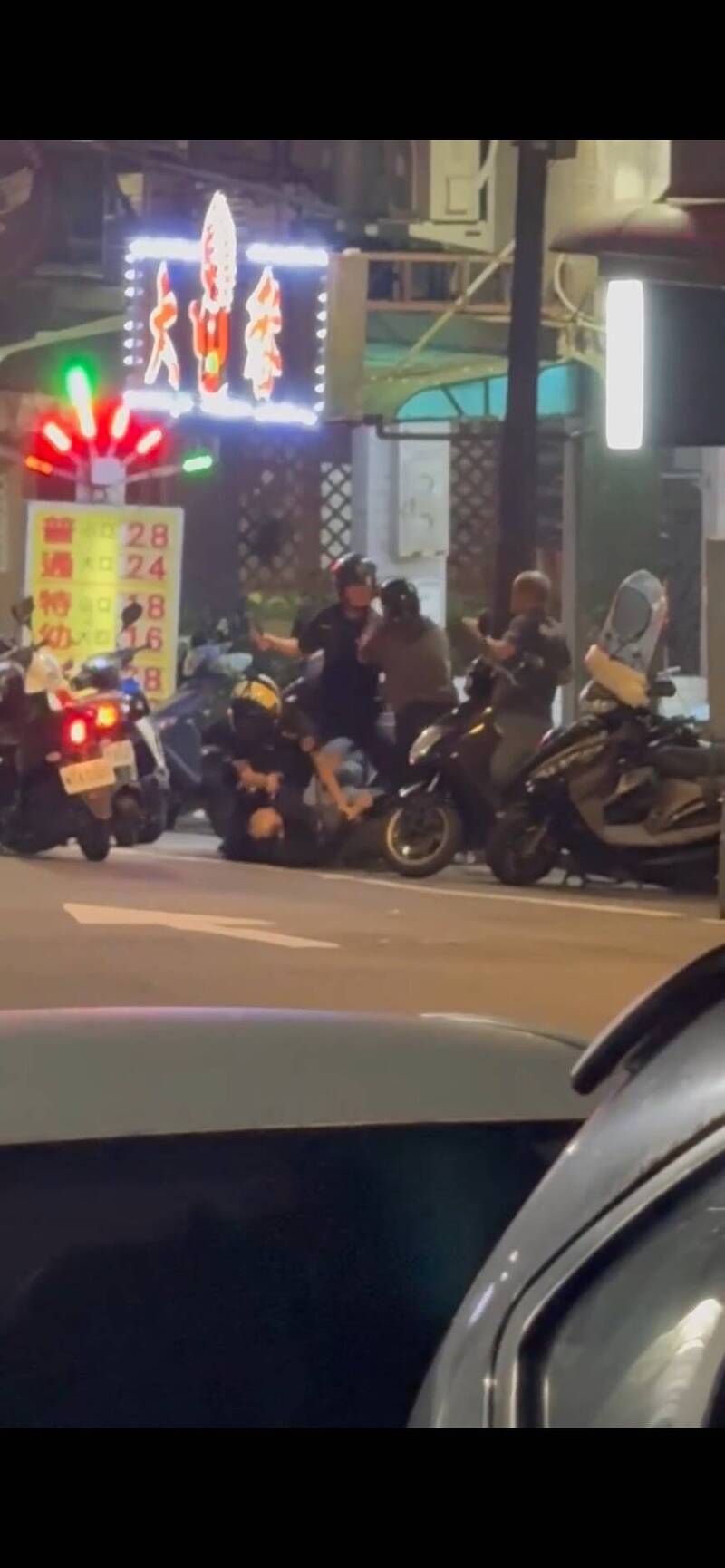 基隆3兄妹襲警 警對空鳴3槍制止無效靠「這招」全制伏