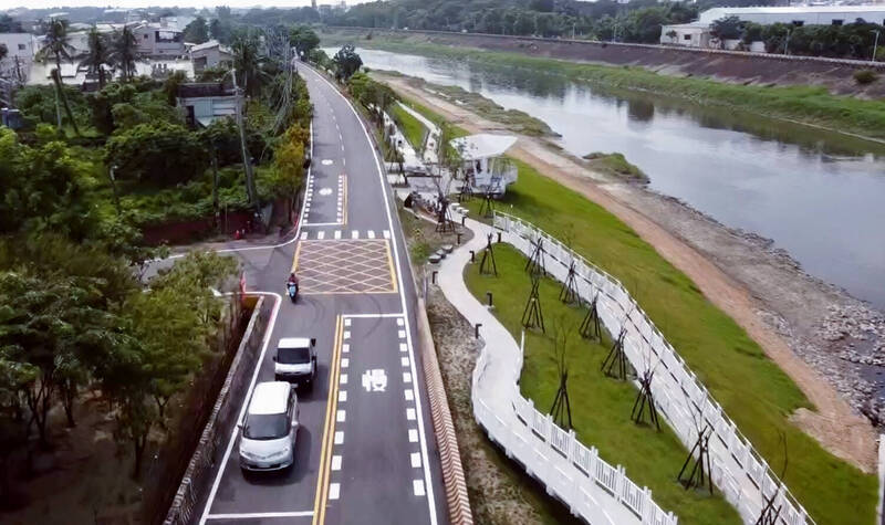 高雄岡山這條路最大高差達50公分 全面翻新完工了