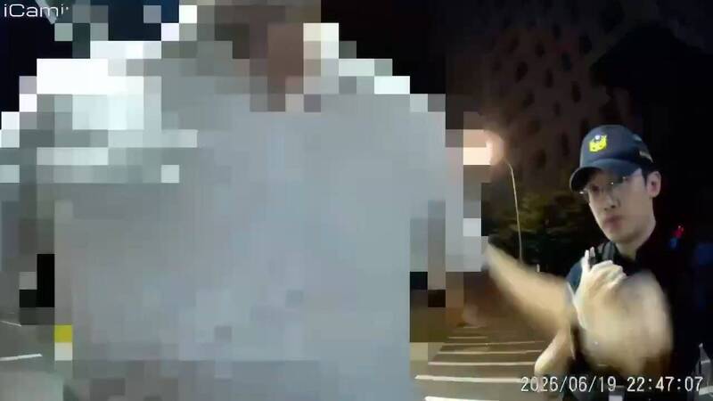 台北大直美麗華外違規遇盤查 折返挑釁囂張挺胸撞警下場出爐