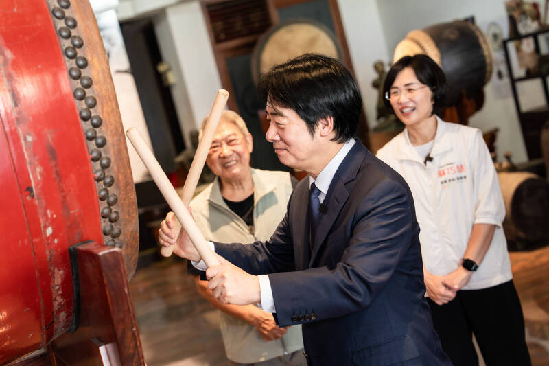 總統賴清德以沈著、穩重的韻律感打擊鼓面。（圖由蘇巧慧競總提供）