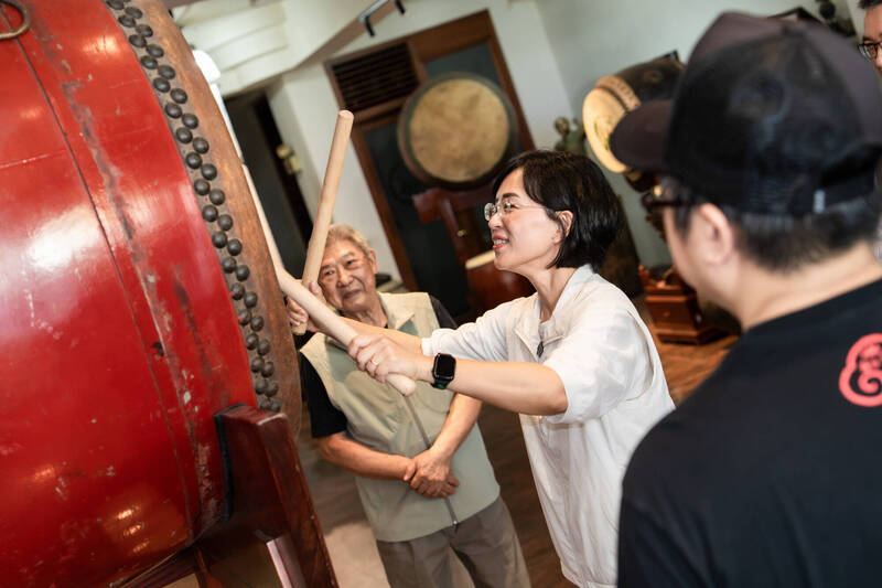 民進黨新北市長參選人蘇巧慧模仿王藤師傅的擊鼓法，以精準的力道，展現輕快節奏感。（圖由蘇巧慧競總提供）