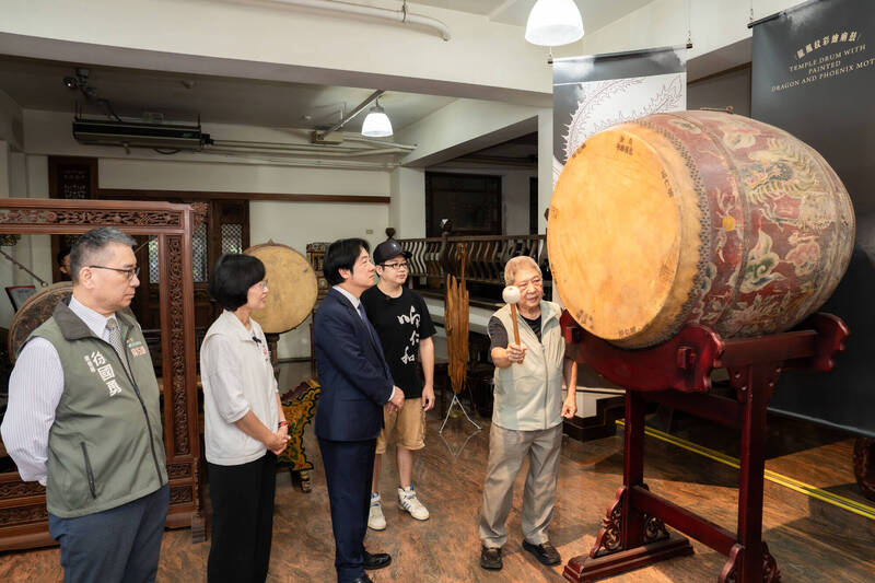 新莊「响仁和鼓藝工坊」第二代傳人王錫坤（右1）師傅親自擊鼓。（圖由蘇巧慧競總提供）