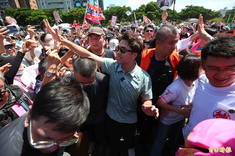 走讀台中竟沒看到阿薩斯!「洋流」人太多 沈伯洋800公尺走1小時