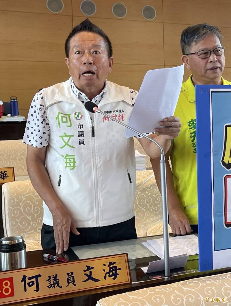 何文海多年來的造型意外成「洋流會欣潮」造勢場焦點。(記者蘇孟娟攝) 何文海多年來的造型意外成「洋流會欣潮」造勢場焦點。(記者蘇孟娟攝)