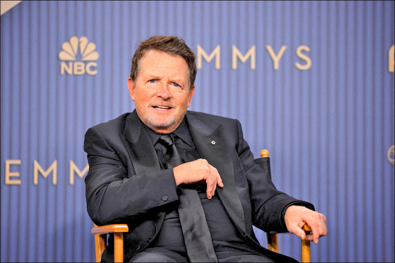 中英對照讀新聞》Michael J. Fox honored at Emmys for Parkinson’s advocacy致力推動帕金森氏症治療的麥可.福克斯獲艾美獎表彰
