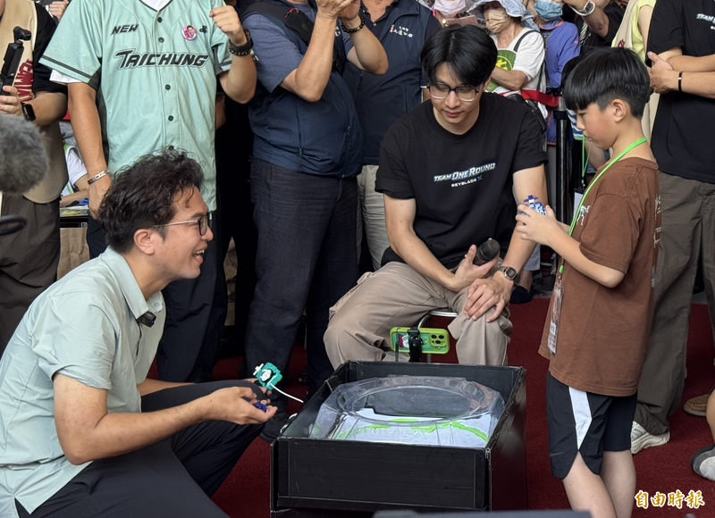 動作超熟練!沈伯洋赴台中「自備戰鬥陀螺」比賽 網驚:真的懂玩