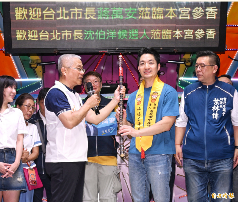 不只當眾酸爆蔣萬安 宮廟董座台上打斷喊連任:大家要吃飯了!