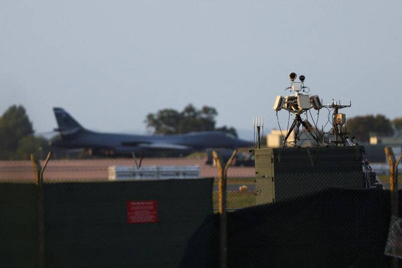 英國費爾福空軍基地疑現爆裂物 數人被捕、附近居民緊急疏散