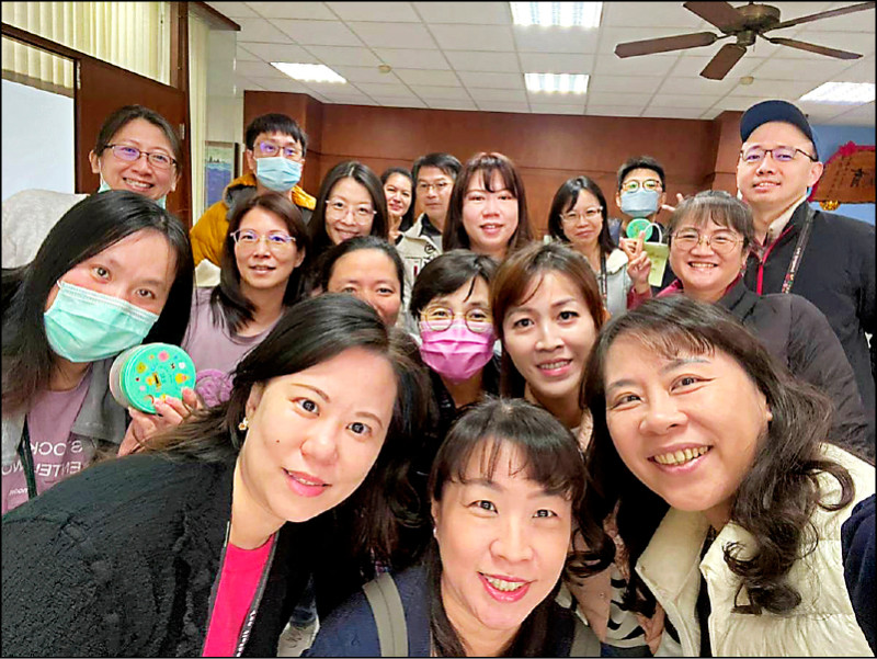 高雄新上國小培力志工團 陪伴晨光學習