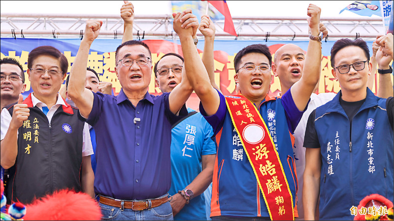 國民黨新北市長參選人李四川（前排左二）與新北市議員參選人游皓麟（前排右二）聯合競總昨成立。（記者黃政嘉攝）