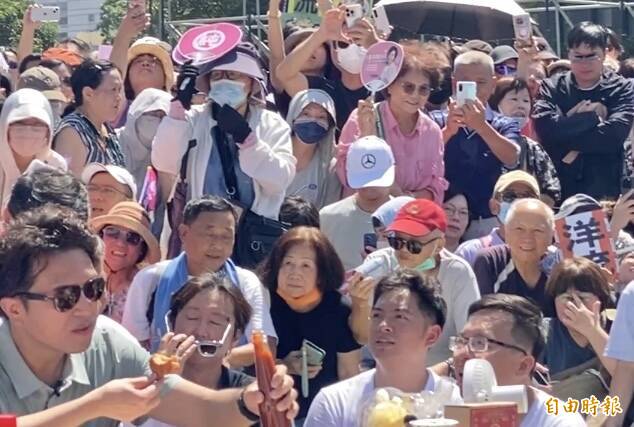 沈伯洋在「雞蛋糕加東泉辣椒醬」 台中人何欣純、蔡其昌抗議