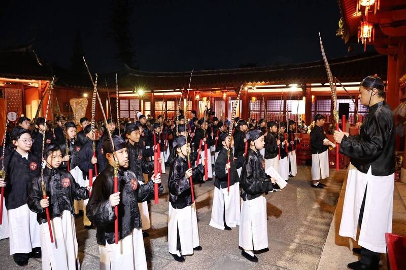 台南孔廟秋祭登場 取消拔牛毛改贈智慧筆