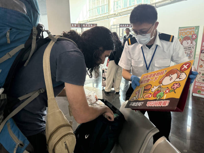 小三通入境》連江縣府提醒:勿攜帶含肉內餡月餅等違禁品以免挨罰