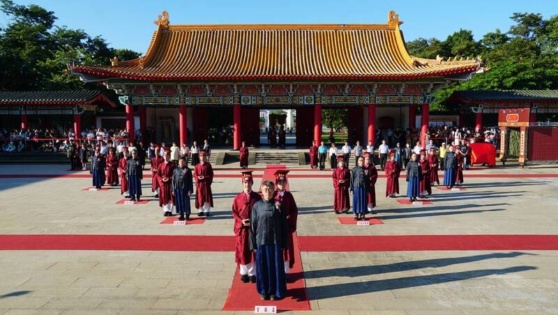 連假尾聲早起祭孔 高雄左營孔廟250學子八佾舞祈智慧