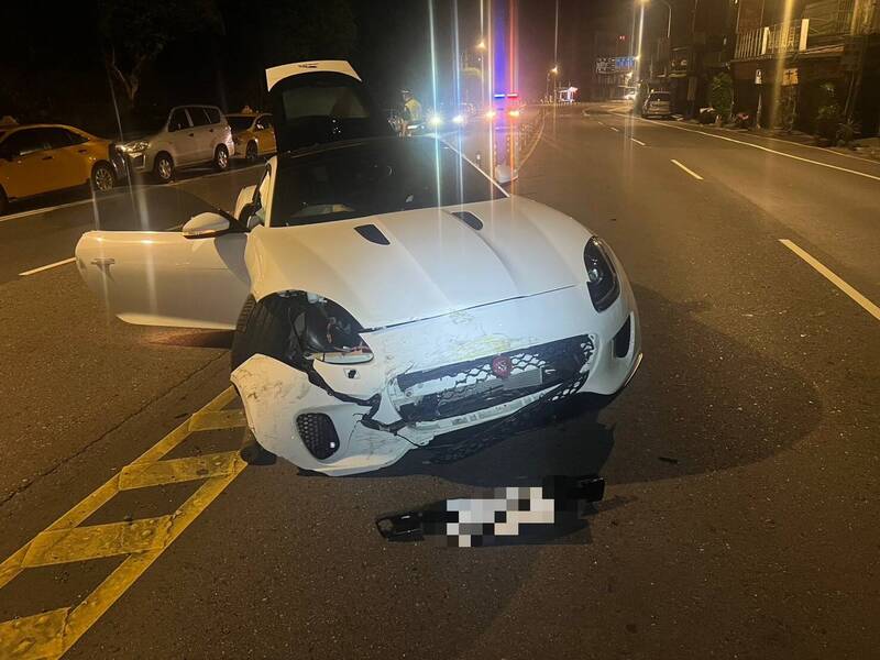 駕雙門跑車夜遊打滑失控 連撞4車再撞分隔島