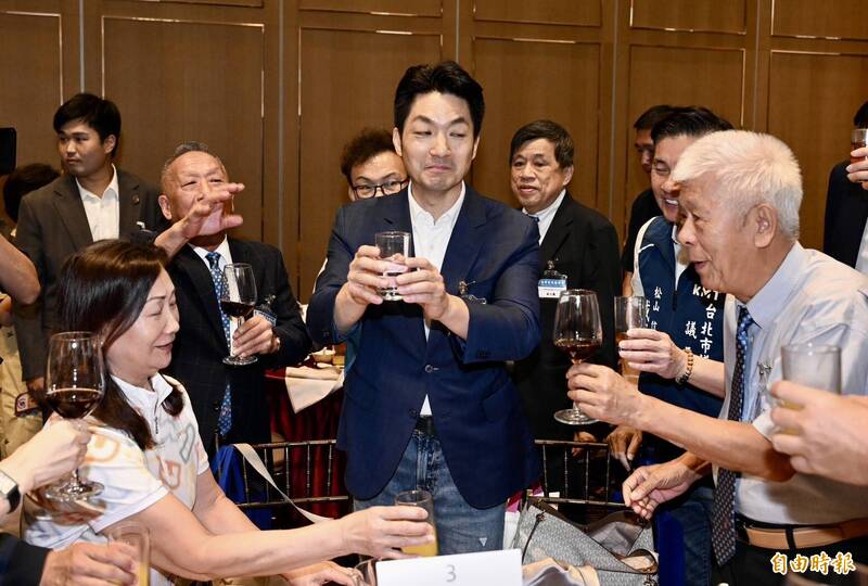台北市長蔣萬安28日出席社團法人台灣客家總商會第五屆幹部交接暨中秋聯歡會，爭取客家鄉親支持。（記者羅沛德攝）