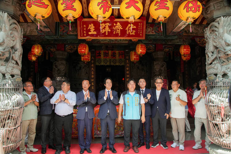 賴清德贈匾「佑濟群生」給雙福保安宮。（蔡易餘競選服務處提供）