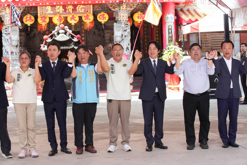 賴清德（右3）請鄉親支持蔡易餘當選嘉義縣長（右2）、陳琮貽當選民雄鄉長（右4）。（蔡易餘競選服務處提供）