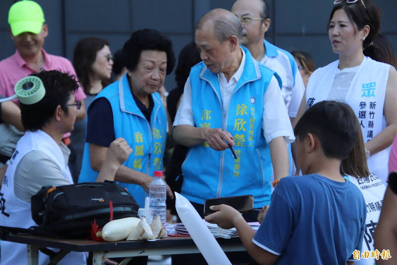 白營參選人成立服務處 徐欣瑩團隊到場致意 柯文哲:也該發帖給鄭朝方