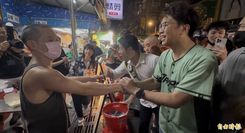 逛夜市倦容比讚反差畫面曝!沈伯洋回神驚覺「落勾」急調頭道歉
