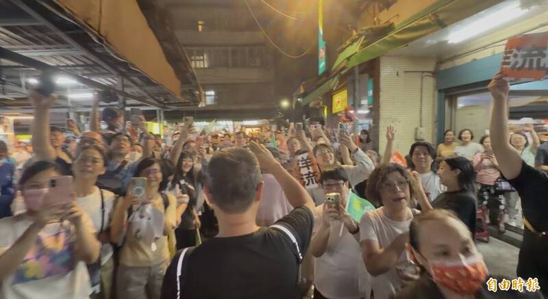 內湖居民驚呼前所未見 沈伯洋夜市拜票帶動「洋流」買氣