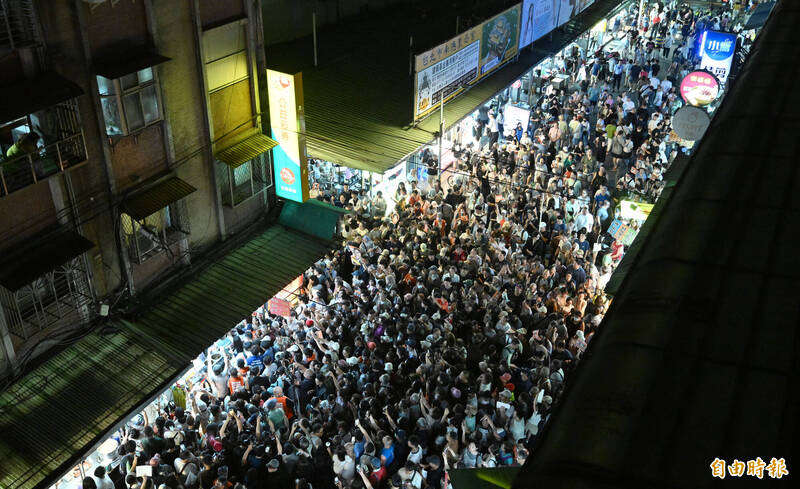 內湖居民驚呼前所未見 沈伯洋夜市拜票帶動「洋流」買氣
