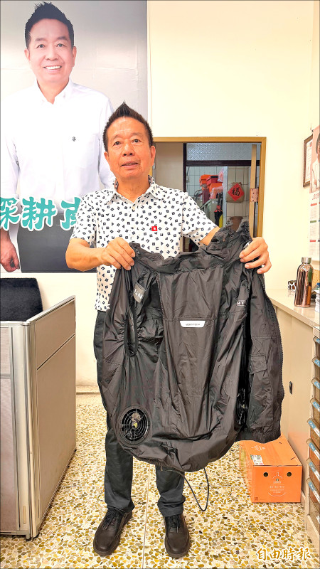 中秋連假揮汗清垃圾 台中清潔隊員半年等無風扇衣
