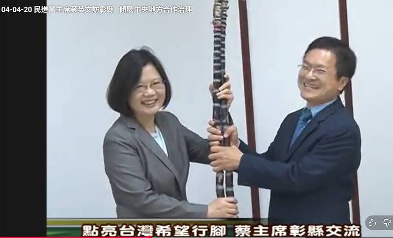 蔣萬安丟棄甘蔗 網翻蔡英文2015年獲贈甘蔗對比 結果讓人驚呆